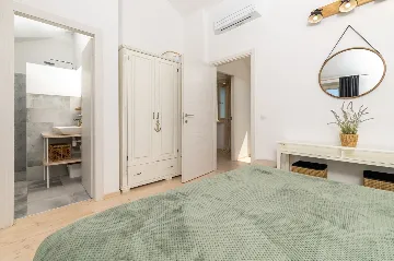 4-Bedroom Villa in Vrboska for Up to 11 Guests