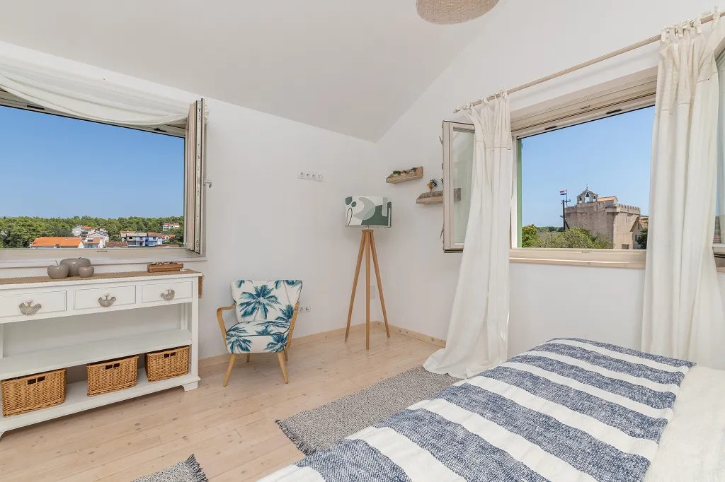 4-Bedroom Villa in Vrboska for Up to 11 Guests