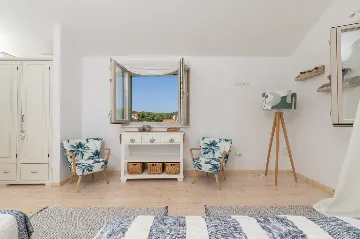 4-Bedroom Villa in Vrboska for Up to 11 Guests