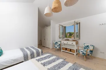 4-Bedroom Villa in Vrboska for Up to 11 Guests