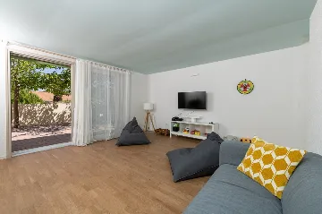 4-Bedroom Villa in Vrboska for Up to 11 Guests