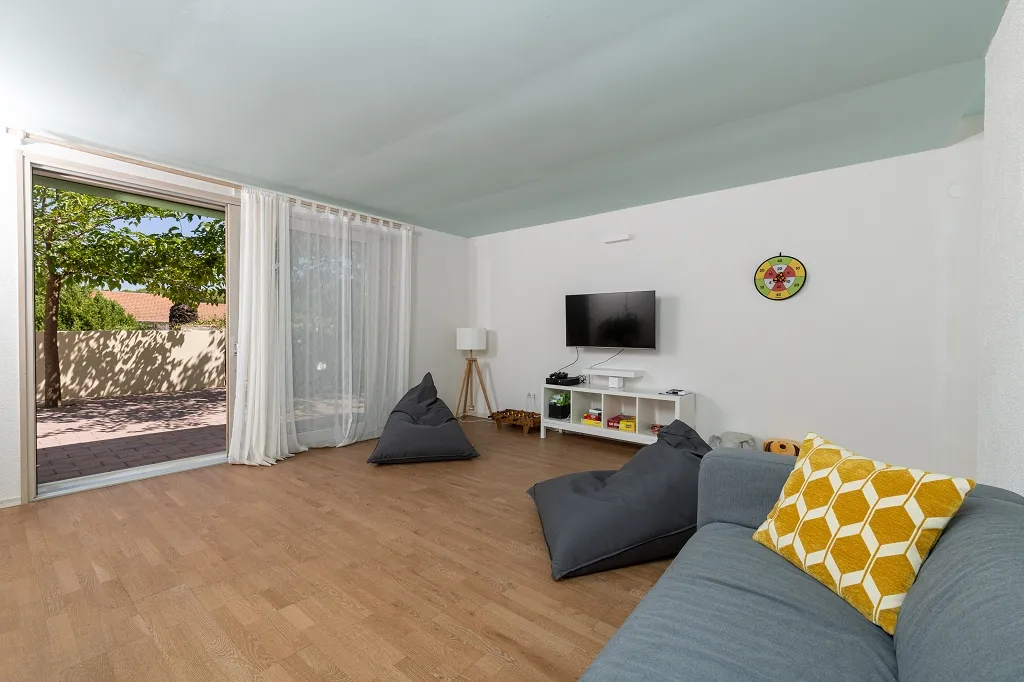 4-Bedroom Villa in Vrboska for Up to 11 Guests