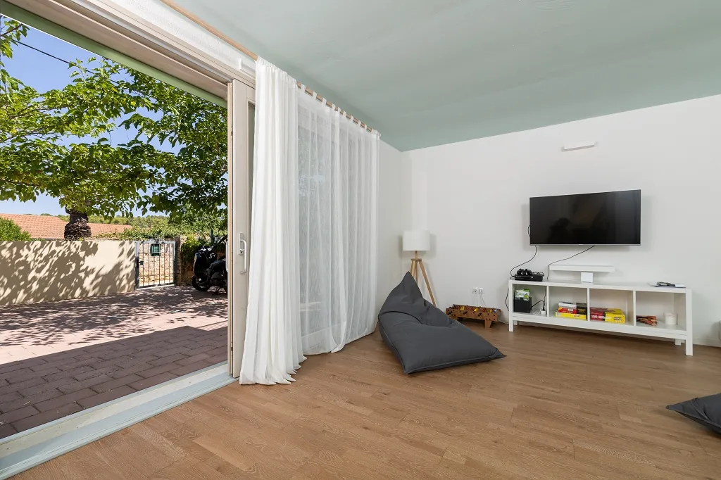 4-Bedroom Villa in Vrboska for Up to 11 Guests