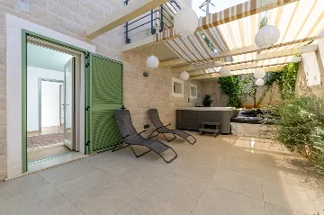 4-Bedroom Villa in Vrboska for Up to 11 Guests