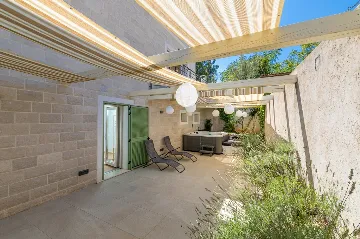 4-Bedroom Villa in Vrboska for Up to 11 Guests