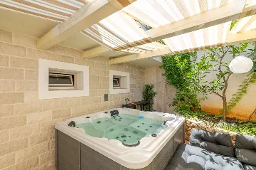 4-Bedroom Villa in Vrboska for Up to 11 Guests