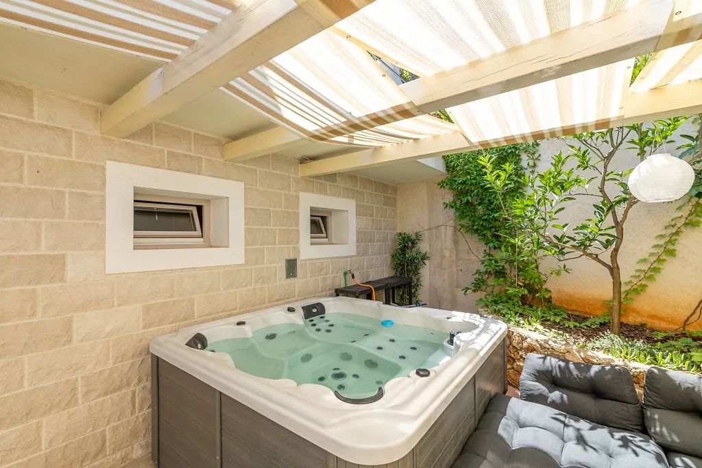 4-Bedroom Villa in Vrboska for Up to 11 Guests
