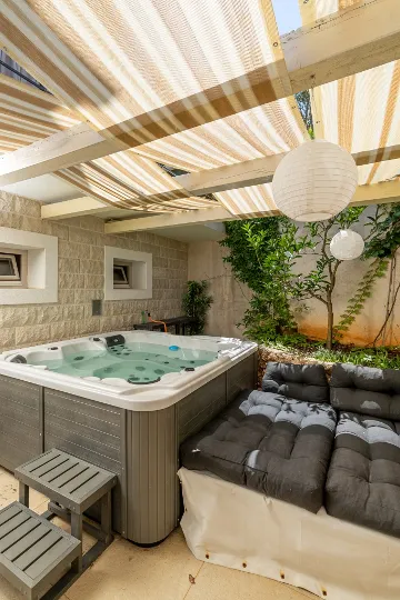 4-Bedroom Villa in Vrboska for Up to 11 Guests