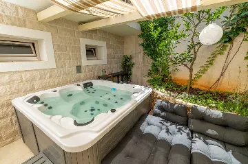 4-Bedroom Villa in Vrboska for Up to 11 Guests