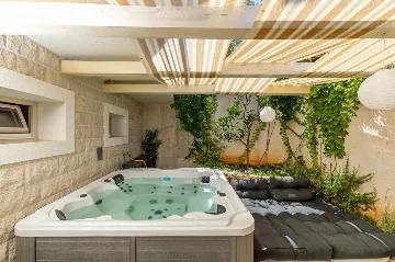 4-Bedroom Villa in Vrboska for Up to 11 Guests