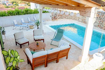 4-Bedroom Villa in Vrboska for Up to 11 Guests