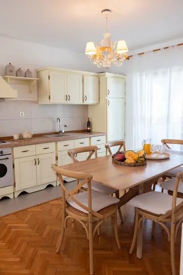 3-Bedroom Apartment in Tkon for Up to 6