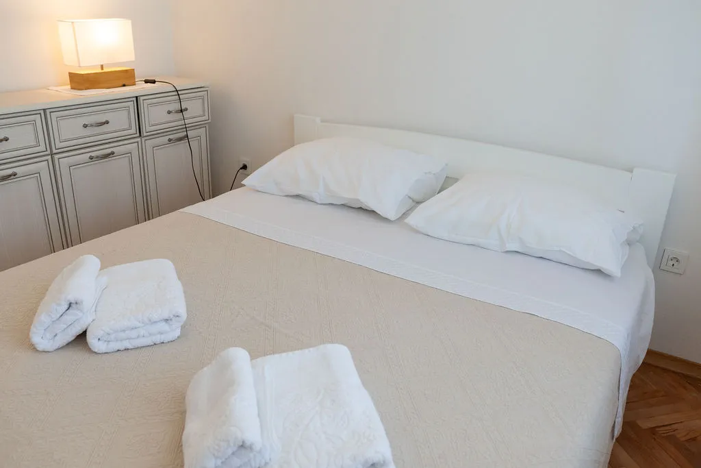 3-Bedroom Apartment in Tkon for Up to 6