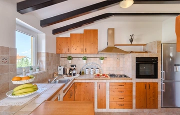 3-Bedroom Apartment with Pool Access in Pula