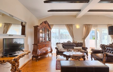 3-Bedroom Apartment with Pool Access in Pula