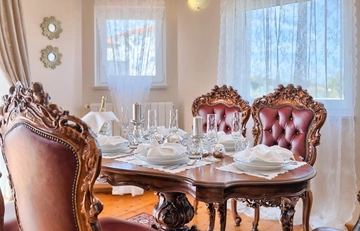 3-Bedroom Apartment with Pool Access in Pula