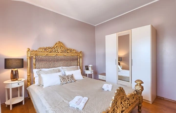 3-Bedroom Apartment with Pool Access in Pula