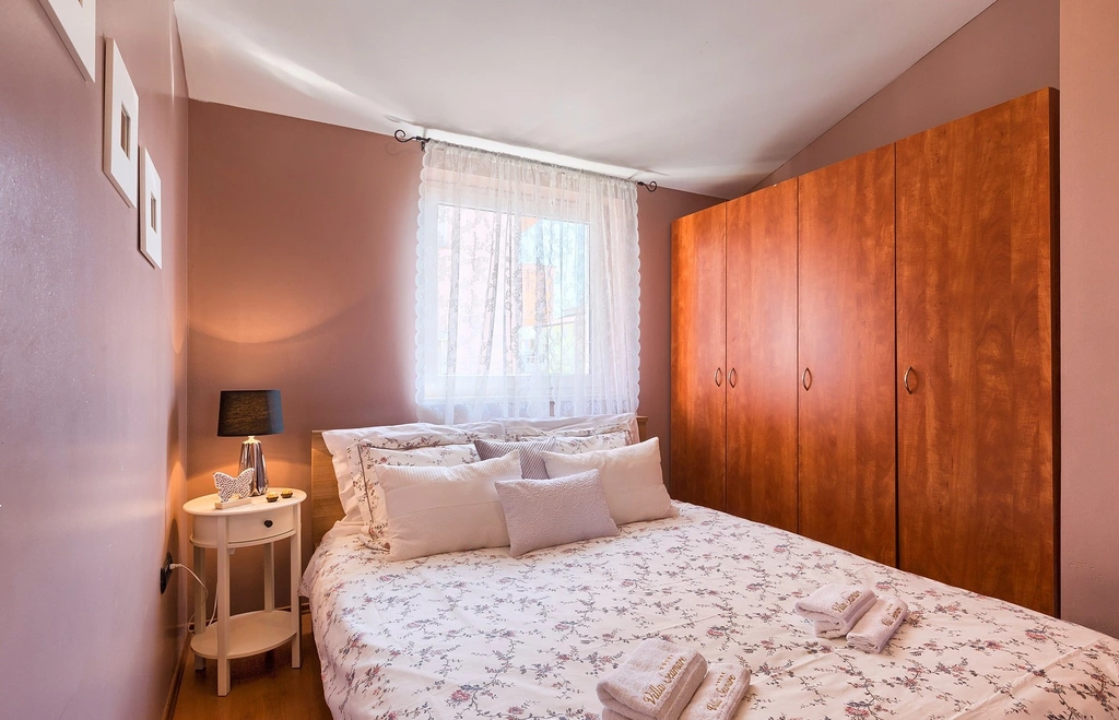 3-Bedroom Apartment with Pool Access in Pula