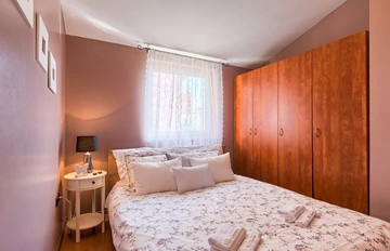 3-Bedroom Apartment with Pool Access in Pula