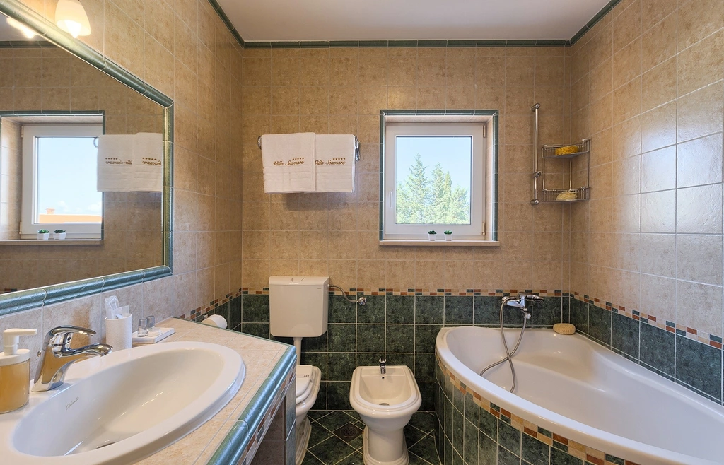 3-Bedroom Apartment with Pool Access in Pula