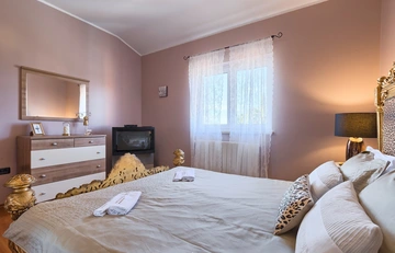 3-Bedroom Apartment with Pool Access in Pula