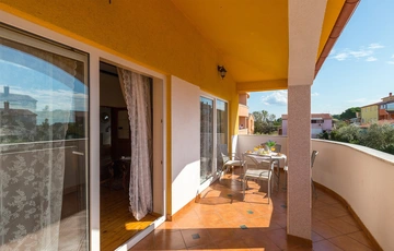 3-Bedroom Apartment with Pool Access in Pula