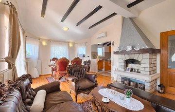 3-Bedroom Apartment with Pool Access in Pula