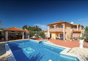 3-Bedroom Apartment with Pool Access in Pula