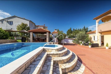 3-Bedroom Apartment with Pool Access in Pula