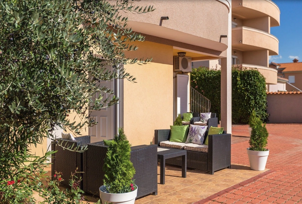 3-Bedroom Apartment with Pool Access in Pula