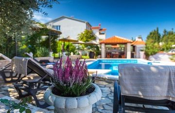 3-Bedroom Apartment with Pool Access in Pula