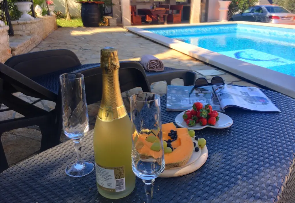 3-Bedroom Apartment with Pool Access in Pula