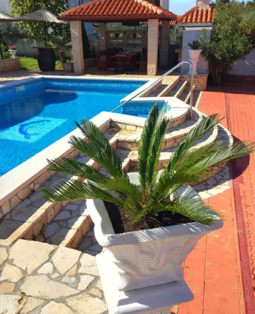 3-Bedroom Apartment with Pool Access in Pula