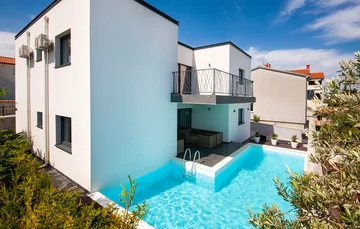 Swim-Up Apartment with Private Terrace in Pula