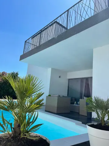 Swim-Up Apartment with Private Terrace in Pula