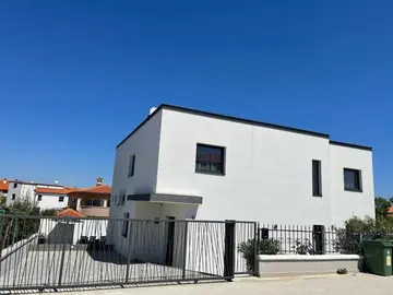 Swim-Up Apartment with Private Terrace in Pula