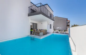 Swim-Up Apartment with Private Terrace in Pula