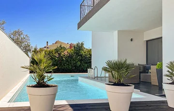 Swim-Up Apartment with Private Terrace in Pula