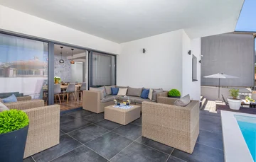 Swim-Up Apartment with Private Terrace in Pula