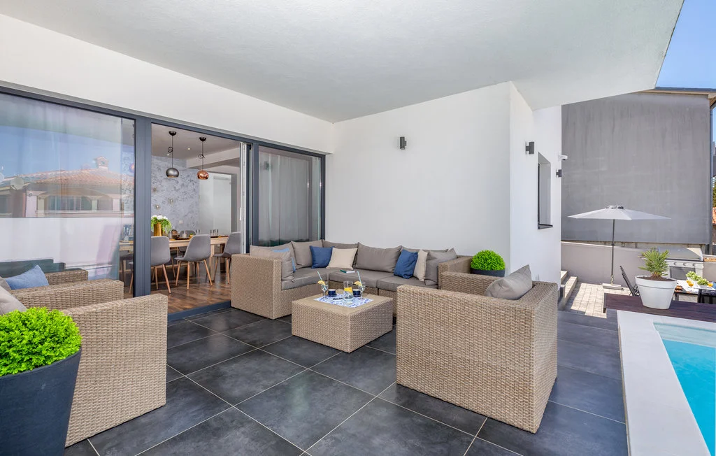 Swim-Up Apartment with Private Terrace in Pula