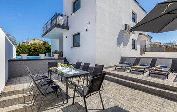 Swim-Up Apartment with Private Terrace in Pula