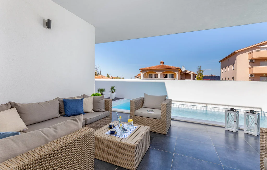 Swim-Up Apartment with Private Terrace in Pula