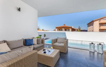 Swim-Up Apartment with Private Terrace in Pula