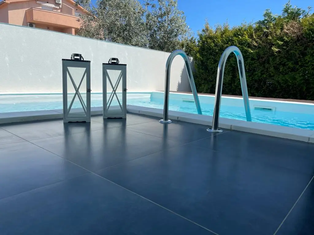 Swim-Up Apartment with Private Terrace in Pula