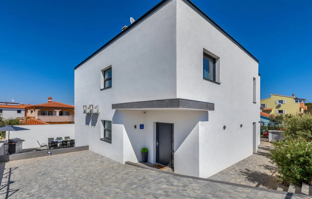Swim-Up Apartment with Private Terrace in Pula