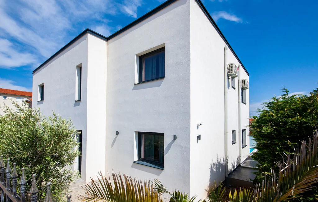 Swim-Up Apartment with Private Terrace in Pula