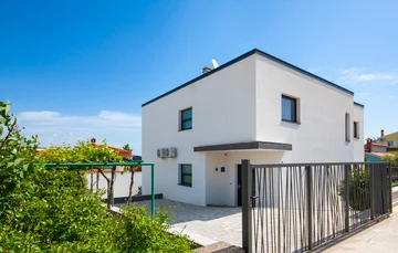 Swim-Up Apartment with Private Terrace in Pula