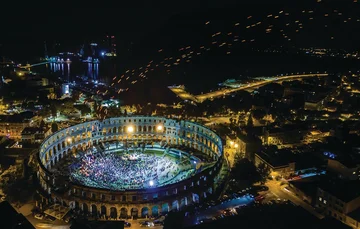 Swim-Up Apartment with Private Terrace in Pula