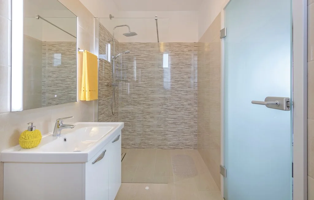 3-Bedroom Apartment with Private Pool in Svetvinčenat