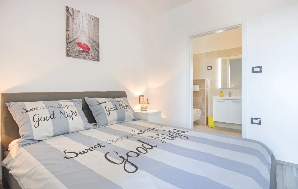 3-Bedroom Apartment with Private Pool in Svetvinčenat